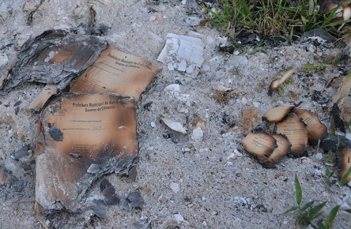 Restos dos documentos queimados em Barro Preto