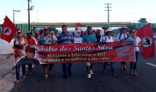 Marcha Estadual de luta pela Reforma Agrária leva o nome Fábio dos Santos Silva Foto: Página do MST 