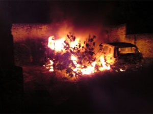 Veículos apreendidos pela polícia são incendiados (Foto: TV Santa Cruz / Divulgação)