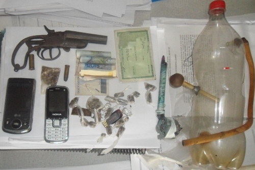 Arma e droga apreendia em Iguaí (500x333)