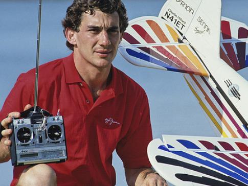 O tricampeão de F1 Ayrton Senna e uma de suas paixões, o aeromodelismo (Instituto Ayrton Senna/ Creative Commons)
