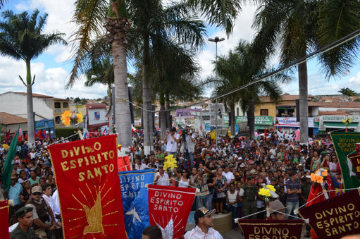 Chegada das Bandeiras na Festa do Divino 2013 em Poções | Foto: Portal Poções