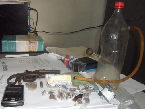 Arma, drogas, e objetos apreendidos pela polícia em Iguaí-BA | Foto: IguaíBAHIA
