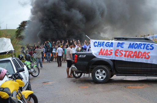 Manifestantes fecham trecho da BA 262 | Foto: Portal Poções