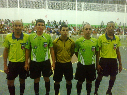 Árbitros e mesa do 1º jogo da Final do Campeonato de Futsal de Iguaí 2014, Aliança x Sevilha | Foto: IguaíBAHIA