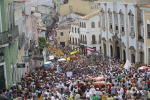 Uma multidão acompanha os festejos de 2 de julho (Foto: Secom/BA)