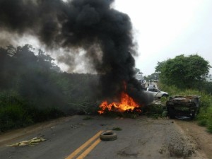 Protesto por melhorias na rodovia fecha dois sentidos da BA-026 (Foto: Marcello Dial/ Site: Voz da Bahia)