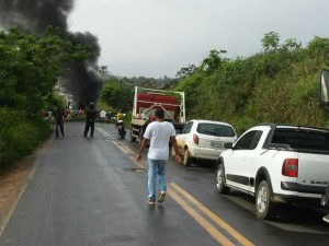 Congestionamento foi formado com a manifestação (Foto: Marcello Dial/ Site: Voz da Bahia)