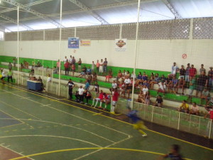 Acostumada a lotar o ginásio, houve pouca participação do público iguaiense (Foto: Iguaí Bahia)
