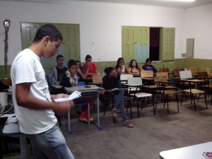 Estudante Vitor Hugo, explica os alunos como será as regras do curso (Foto: Iguaí Bahia)