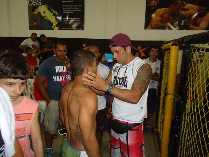 Lucas Pereira em preparação para sua primeira luta no MMA (Foto: Facebook)