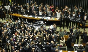 Deputados comemoram aprovação da redução da maioridade - ANDRE COELHO / Agência O Globo