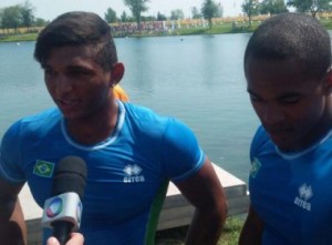 Os baianos Isaquias Queiroz e Erlon Silva. (Foto: Record News | Reprodução)