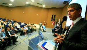 Secretário Maurício Barbosa falou para cerca de 40 prefeitos durante encontro. (Foto: UPB)