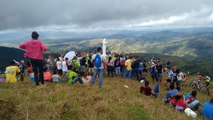 A tradicional Romaria levou diversas pessoas para subirem a Serra do Ouro. (Foto: FacebooK)