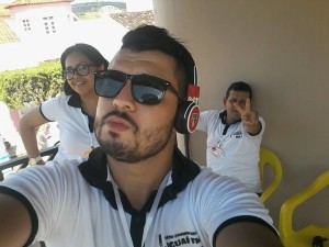 Equipe da Rádio Iguaí FM na cobertura do desfile cívico no camarote 104.9 (Foto: Divulgação/Facebook)