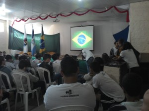 Alunos participam das atividades cívicas do colégio (Foto: Divulgação)
