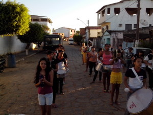 Ensaios da fanfarra pelas ruas da cidade (Foto: Iguaí Bahia)