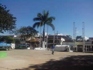 Praça Manoel Novaes sendo preparada para receber moradores e visitantes para a festa (Foto: Iguaí Bahia)