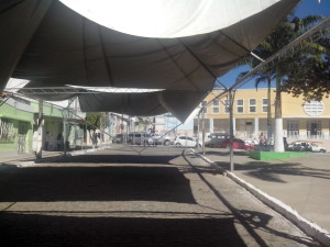 Montagem das barracas já estão quase concluídas (Foto: Iguaí Bahia)