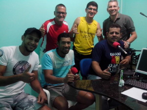 Equipe do programa e seus convidados - Em pé Valci Teixeira, Ney Miranda e Wendel Oliveira, sentados Fabrício, Andel e Marcos Pinto (Foto: Iguaí Bahia)