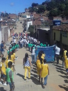 O desfile percorreu as ruas da cidade (Foto: Divulgação / Facebook)