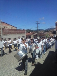 Presença da Banda Marcial deu brilho o desfile (Foto: Divulgação ; Facebook)
