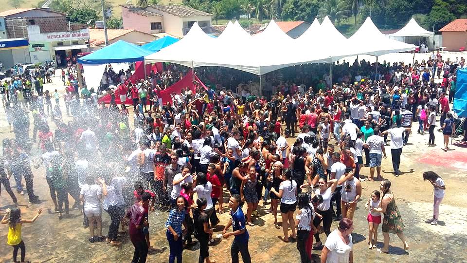 Juventude católica tomando um banho com a água do caminhão pipa (Foto: IguaíBAHIA) 