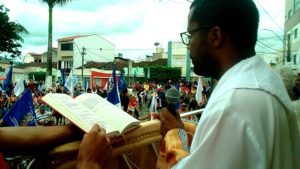 Pe. André Costa recepcionando a Chegada da Bandeira 2016 (Foto: IguaíBAHIA)