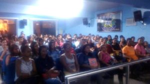 Alunos assistindo a aula na Câmara de Vereadores.